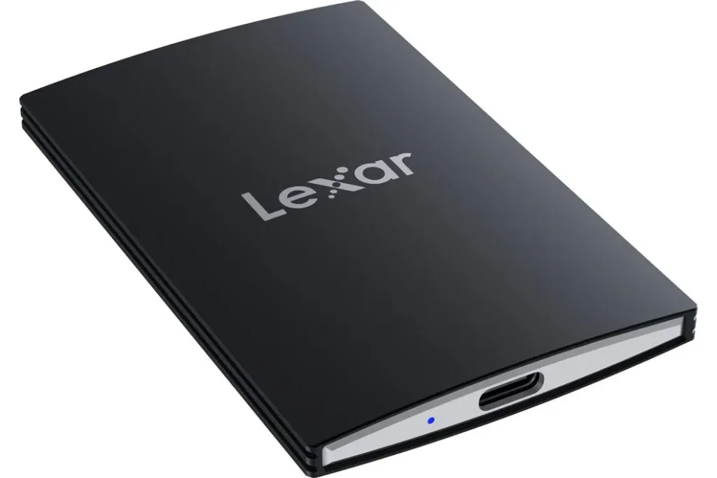 Avec sa coque en aluminium noir, le Lexar SL500 respire l'élégance. Compact et performant, il s'adapte aussi bien aux ordinateurs qu'aux smartphones. 