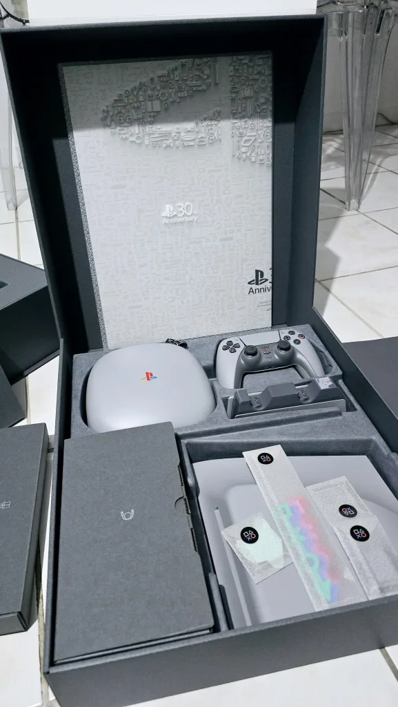 Préparez votre portefeuille, ou mieux, un prêt bancaire. La PS5 Pro coûte 799,99 euros. Ce tarif inclut une manette DualSense V2 et Astro’s Playroom préinstallé. 