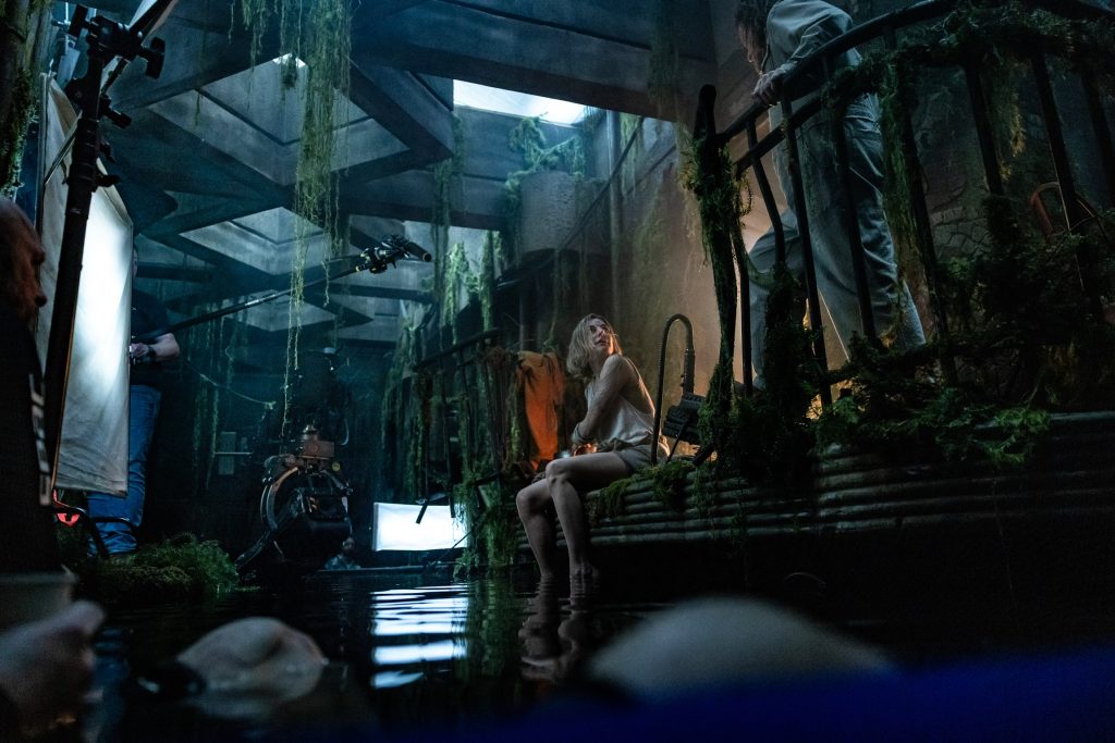 Le final de la saison 2 s'est terminé sur une scène haletante : Juliette Nichols et Bernard , coincés dans le sas de décontamination, sous un déluge de flammes. 