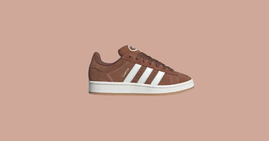 Après avoir fait un carton monumental en 2023 , la adidas Campus 00s confirme son statut d'icône streetwear avec une nouvelle édition : l' Earth Strata. À mi-chemin entre nostalgie rétro et inspiration japonaise, cette sneaker chunky se prépare à conquérir encore plus de cœurs et de skateparks.