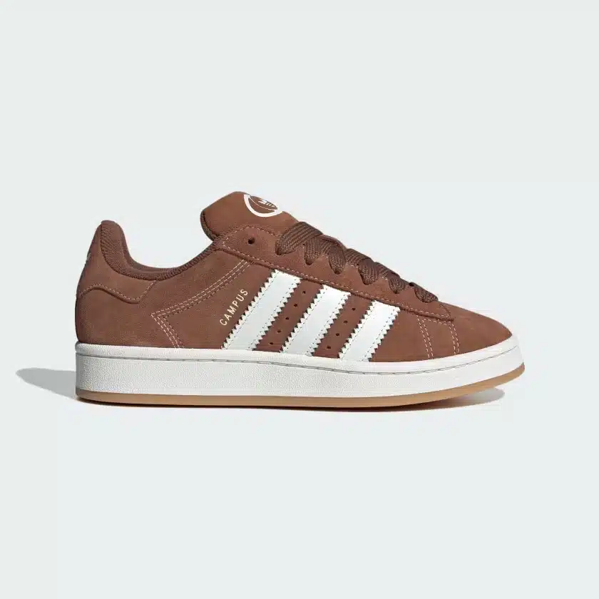 La adidas Campus 00s Earth Strata n'est pas qu'une sneaker. C'est une déclaration de style, un clin d'œil au passé, mais résolument tourné vers l'avenir. Avec ses tons neutres et ses finitions rétro, elle promet de s'imposer dans les rues dès sa sortie.