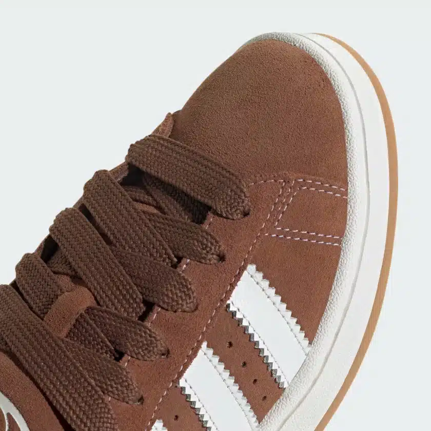 Son design chunky et ses matériaux de qualité en font une sneaker parfaite pour les amateurs de looks décontractés, mais cohérents.