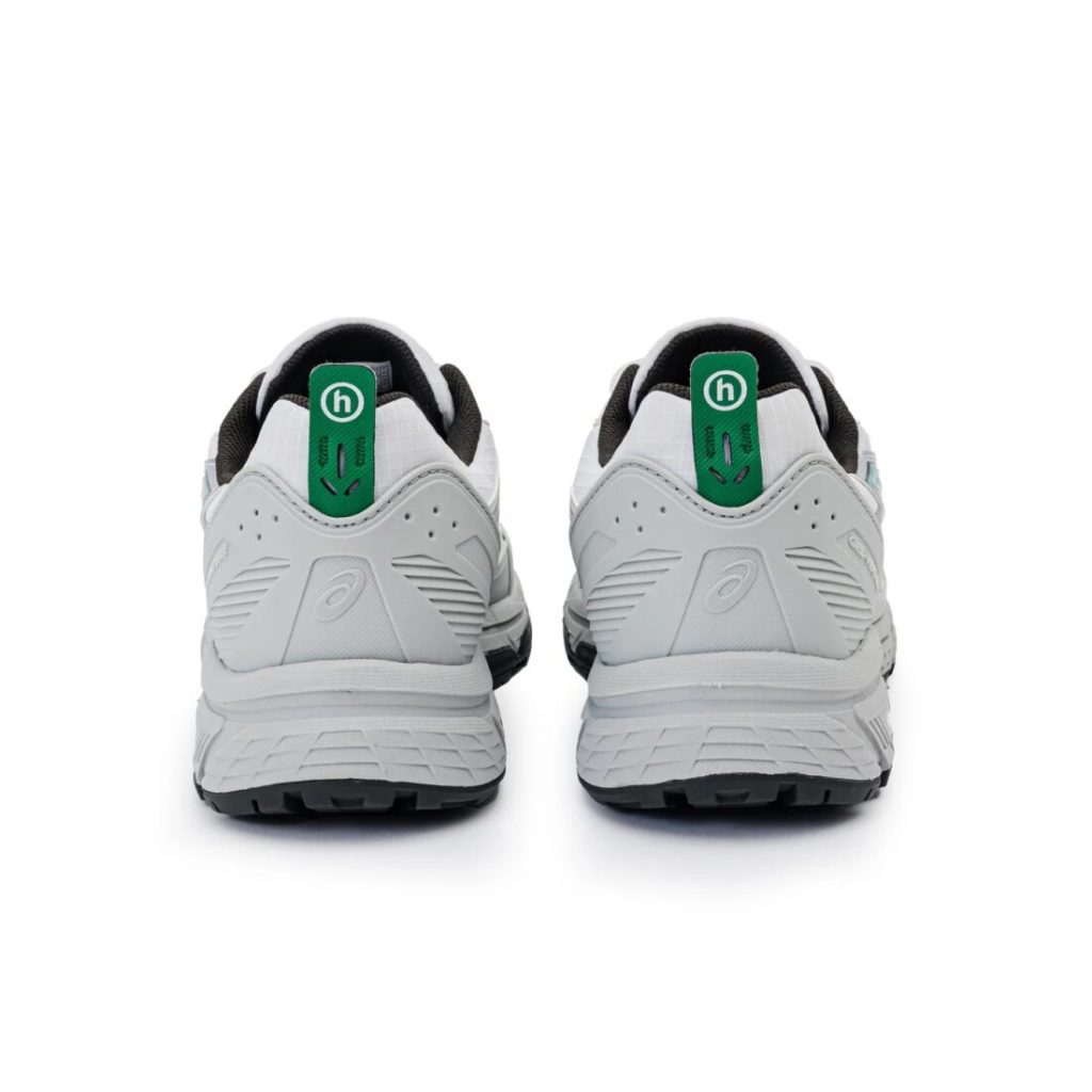 Sur la languette, un « h » discret rappelle la signature HIDDEN.NY. Et que dire du packaging ? Il retrace des lignes de cartes géographiques, avec des coordonnées qui invitent à l'aventure.