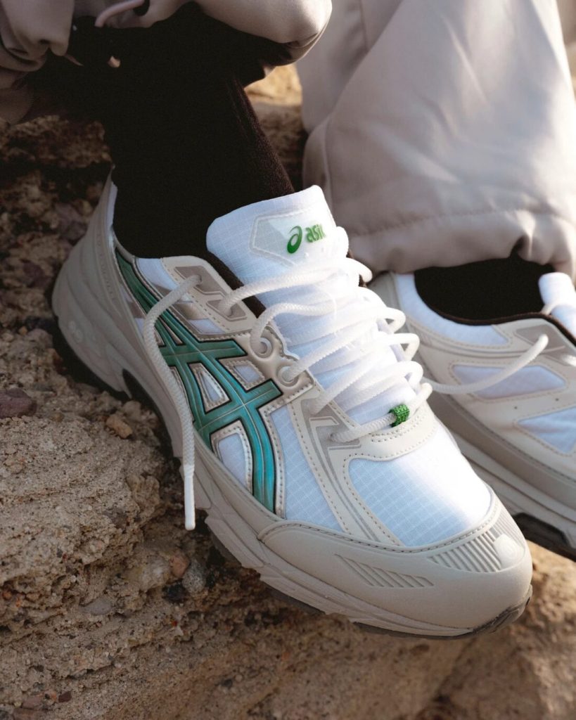 La GEL-Venture 6 Shield repensée par HIDDEN.NY s'adresse à ceux qui aiment conjuguer exploration et streetwear. La tige en ripstop immaculée est robuste, tandis que les Tiger Stripes Wasabi entourés de détails argentés ajoutent une touche de fraîcheur. 