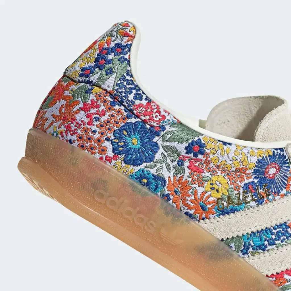La Liberty London x adidas Gazelle se distingue par une broderie florale vibrante qui envahit la tige, mêlant sophistication et fraîcheur. 