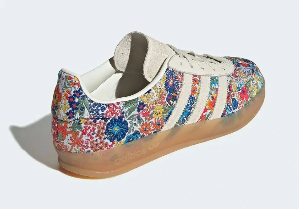 Cette collaboration célèbre le mariage parfait entre le style classique d'adidas et l'esprit créatif de Liberty London. 
