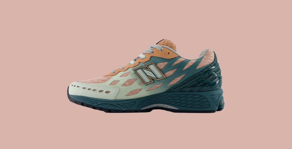 New Balance continue de séduire avec son modèle 1906W, cette fois-ci dans un coloris Green Orange ultra-dynamique. À