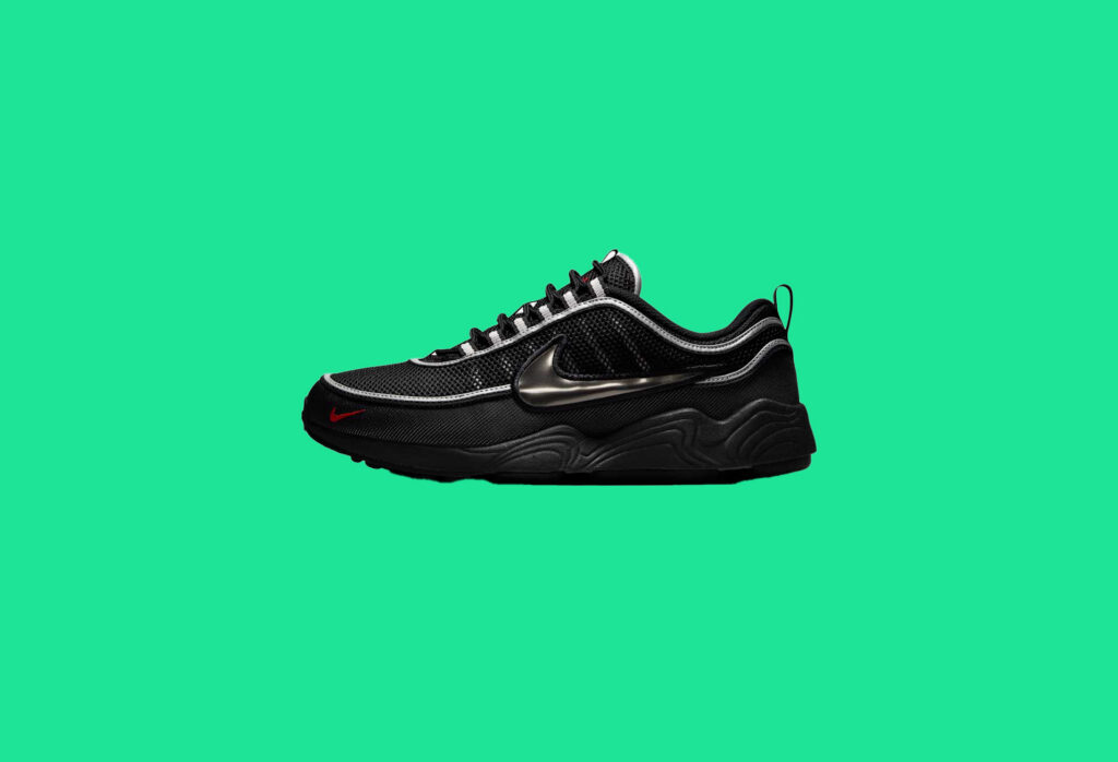 La Nike Zoom Spiridon fait son grand retour dans une version Black Metallic Silver, enrichissant une gamme légendaire. Avec ce nouveau design, Nike mêle nostalgie vintage et modernité fonctionnelle.