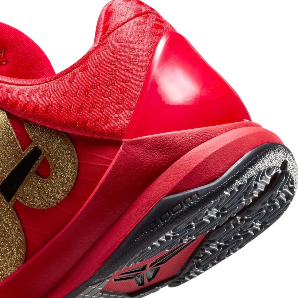 Enfilez-les et sentez la puissance du serpent, la détermination de Kobe, et l’élégance d’un design signé Nike. Après tout, il n’y a pas de meilleur moyen de commencer l’année que de marcher (ou jouer) sur les traces d’une légende.