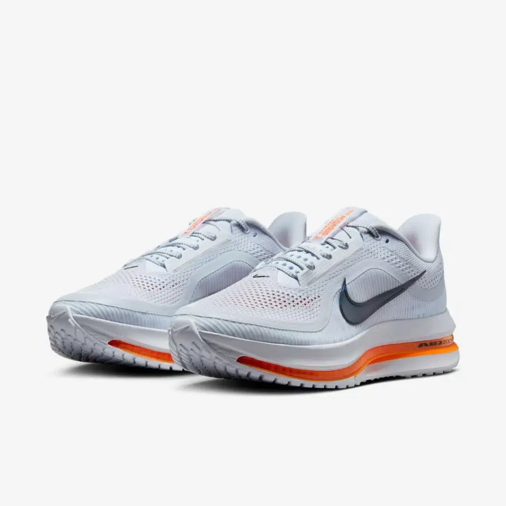 La Pegasus Airscape n'est pas juste une chaussure de running. C'est une déclaration. Son design épuré en blanc immaculé, rehaussé de détails argentés, reflète l'engagement de Nike à combiner style et performance. 