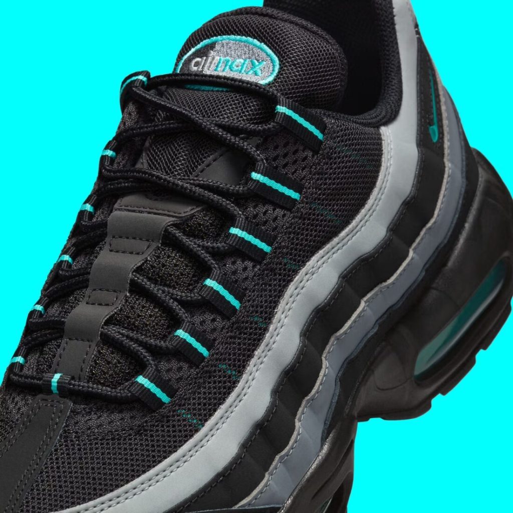 Un héritage intemporel : La silhouette Air Max 95 reste une icône dans le monde des sneakers.
Un coloris unique : Les accents Tiffany offrent une touche lumineuse et chic.