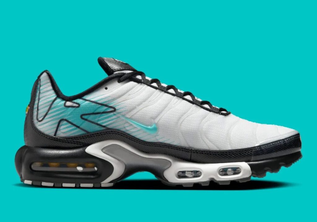 La Nike Air Max Plus Mercurial Vapor n'est pas qu'une simple sneaker, c'est une déclaration. Avec son mélange de nostalgie footballistique et d'innovation, elle s'adresse à tous les passionnés de mode et de sport.