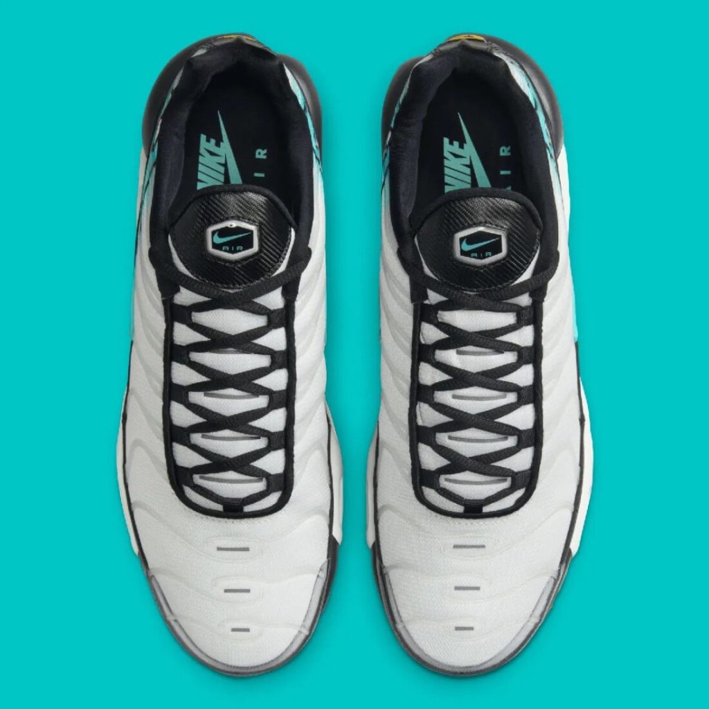 Avec son look affuté, la Nike Air Max Plus Mercurial Vapor nous plonge dans un mélange de performance et de style urbain. 