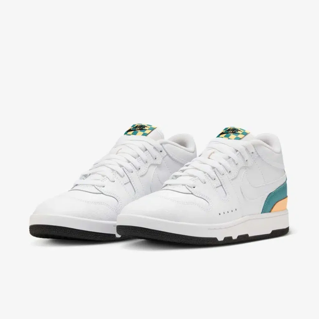 La Nike Mac Attack « Year of the Snake » débarquera sur SNKRS et chez certains détaillants triés sur le volet, dès le 13 janvier 2025. Prévue à 140€, cette version risque de partir aussi vite qu'un snake en chasse.
