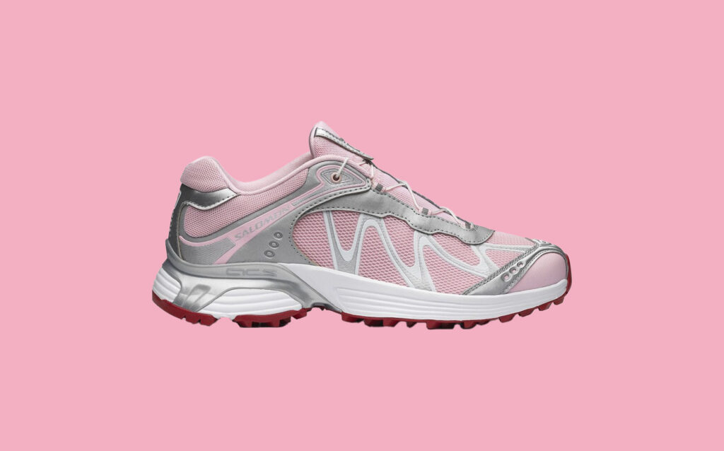 Sandy Liang, icône de la mode new-yorkaise, et Salomon, expert de l'outdoor, s'associent pour une sneaker unique: la XT-Whisper. Ce modèle à la fois doux et audacieux revisite l'univers outdoor en y ajoutant une touche de nostalgie et de modernité.