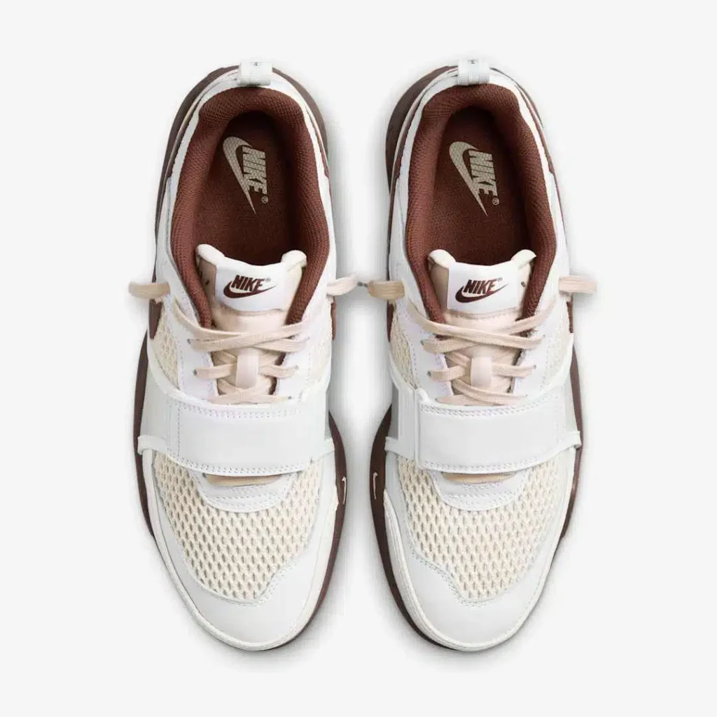 Ce nouveau coloris, sobrement baptisé White Chocolate, s’inscrit dans la continuité des collaborations de Travis Scott avec Nike, tout en apportant une touche classique et élégante.