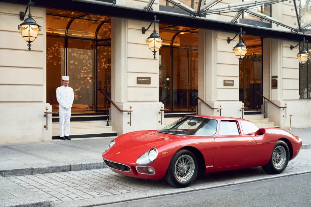 Chaque année, le Peninsula Classics Best of the Best Award récompense l'excellence automobile. Créé en 2015 par Sir Michael Kadoorie et ses associés, ce prix met à l'honneur les plus belles voitures classiques du monde.