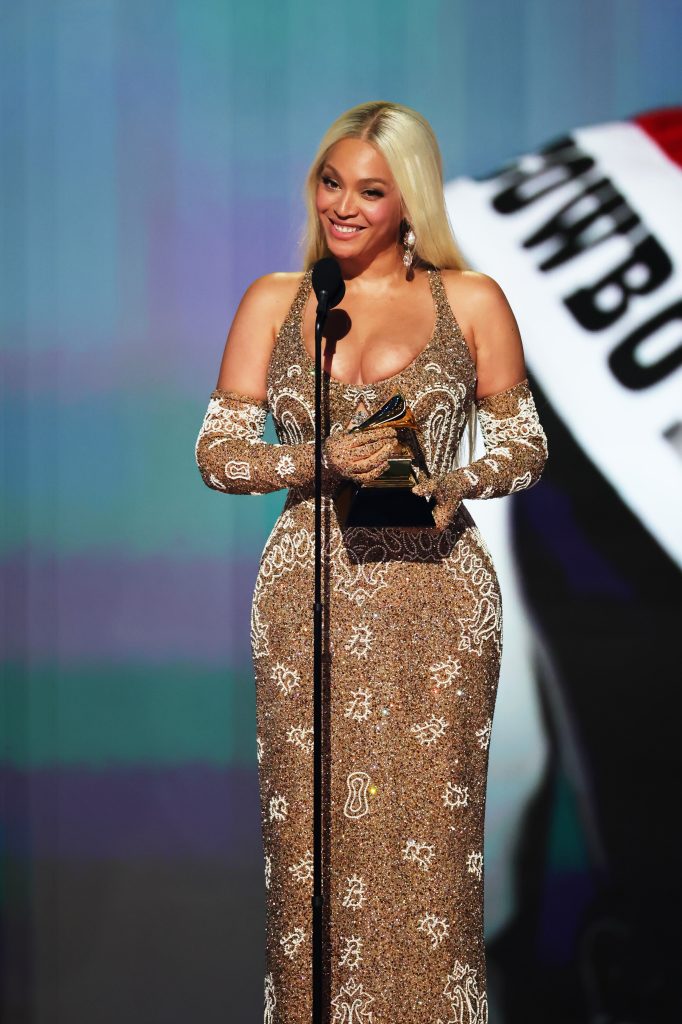 Beyoncé a enfin remporté l’album de l’année ! Oui, après des décennies d’attente, Queen B a décroché le Saint-Graal des Grammy avec Cowboy Carter. 